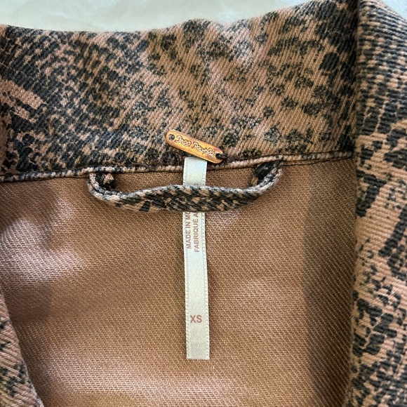 FREE PEOPLE Snake Trucker Jacket Animal Print Jean Jacket XS - Picture 7 of 12